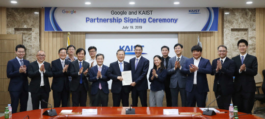 신성철 KAIST 총장(왼쪽 여섯번째)과 존 리 구글 코리아 사장(왼쪽 일곱번째)이 글로벌 AI 인재 양성을 위한 '산학협력 파트너십'을 체결하고 기념촬영을 하고 있다.   KAIST 제공